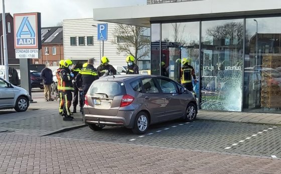 Lees meer over het artikel Automobilist ramt ruit van supermarkt