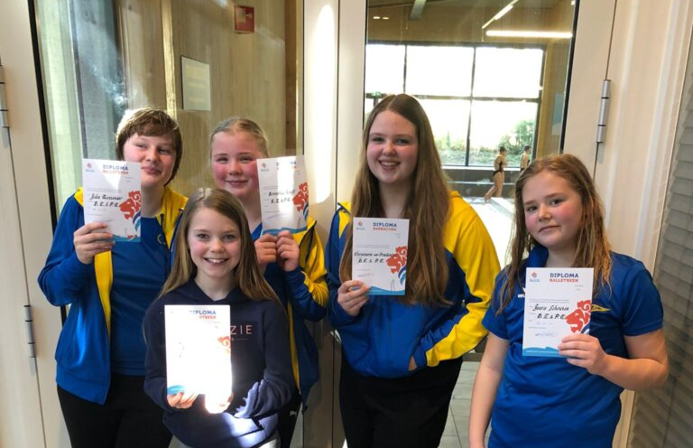 Lees meer over het artikel Diploma’s voor synchroonzwemsters 