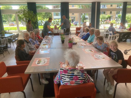 Leerlingen Willibrord school op bezoek bij Stichting Kom-mee-Eten