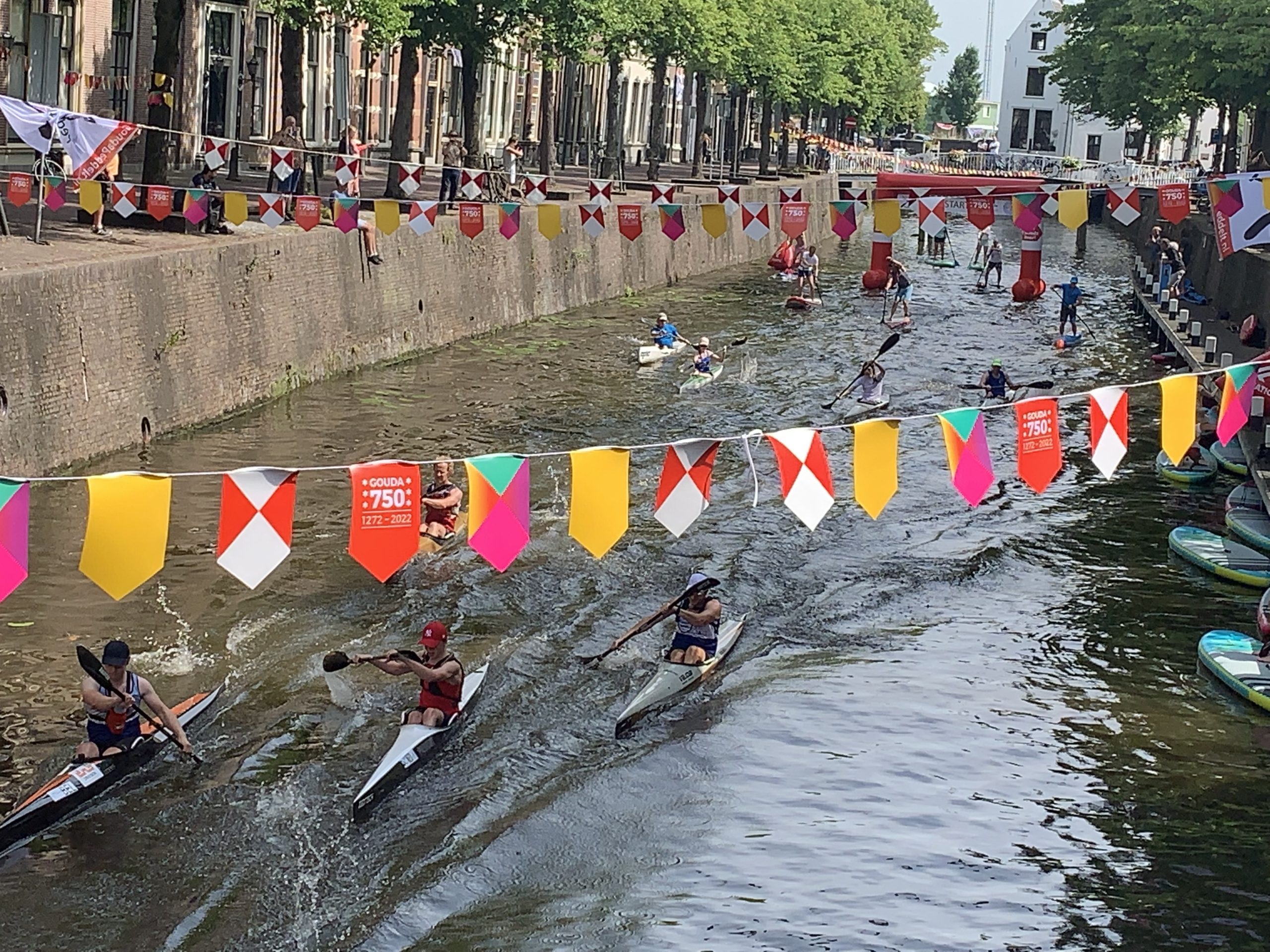 Lees meer over het artikel Heerlijk weer en heerlijk peddelen door de Goudse Grachten én de Reeuwijkse Plassen