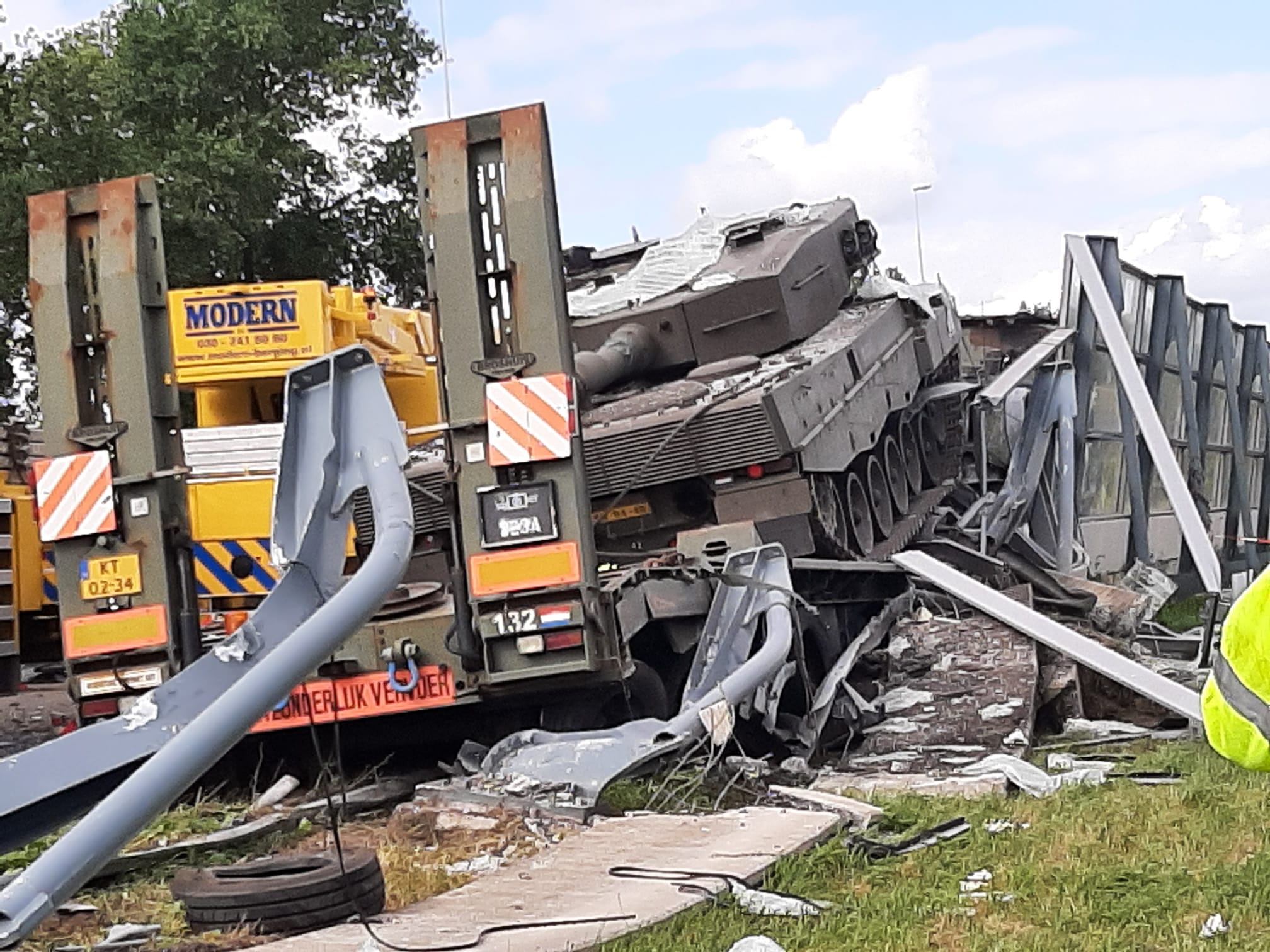 Lees meer over het artikel Vrachtwagen defensie met tank ramt geluidsscherm A12