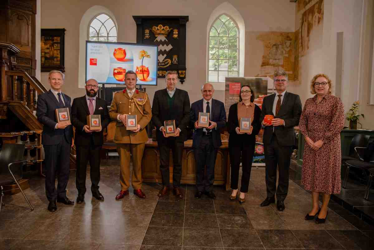 Lees meer over het artikel Ambassadeurs ontvangen Oranjevaasje Oude Hollandse Waterlinie
