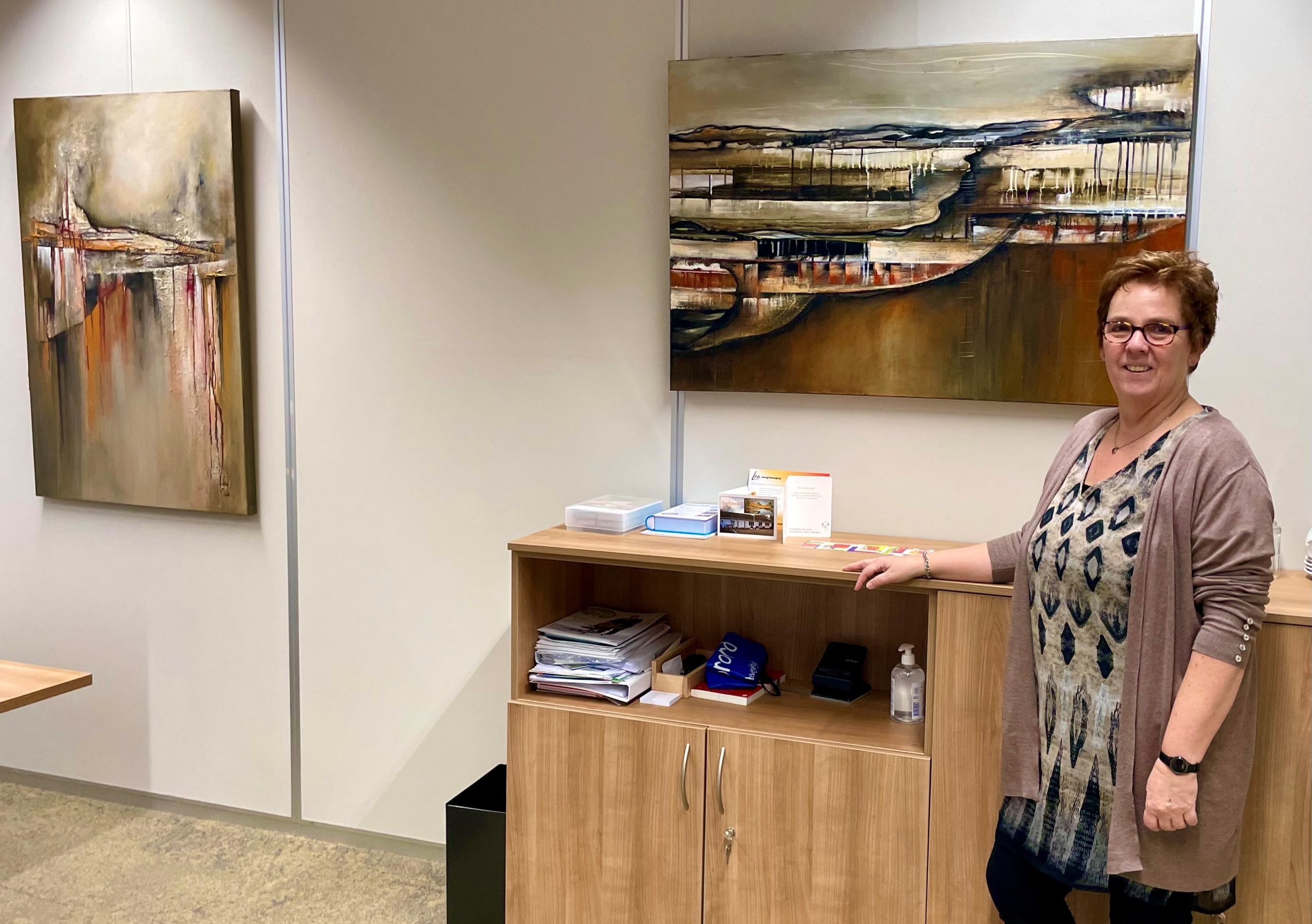 Lees meer over het artikel Bij de wethouder aan de muur kunstwerken van Annet Perdijk