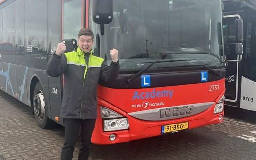 Lees meer over het artikel Dorpsgenoot Brett slaagt voor busrijbewijs