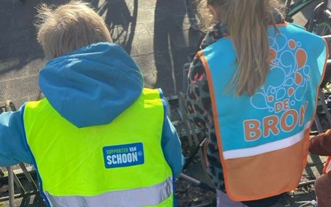 Lees meer over het artikel Basisschool De Bron zorgt voor een opgeruimde wijk