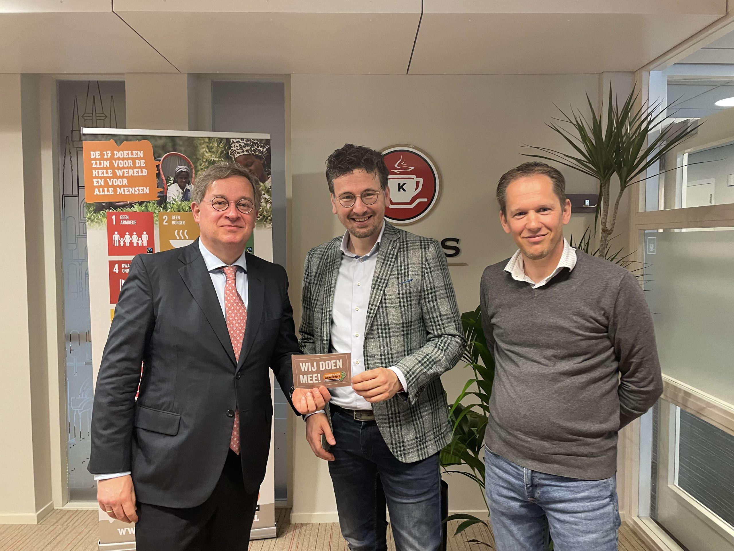 Lees meer over het artikel Wethouder reikt Fairtrade stickers uit aan Kaars Koffie en Kjoew