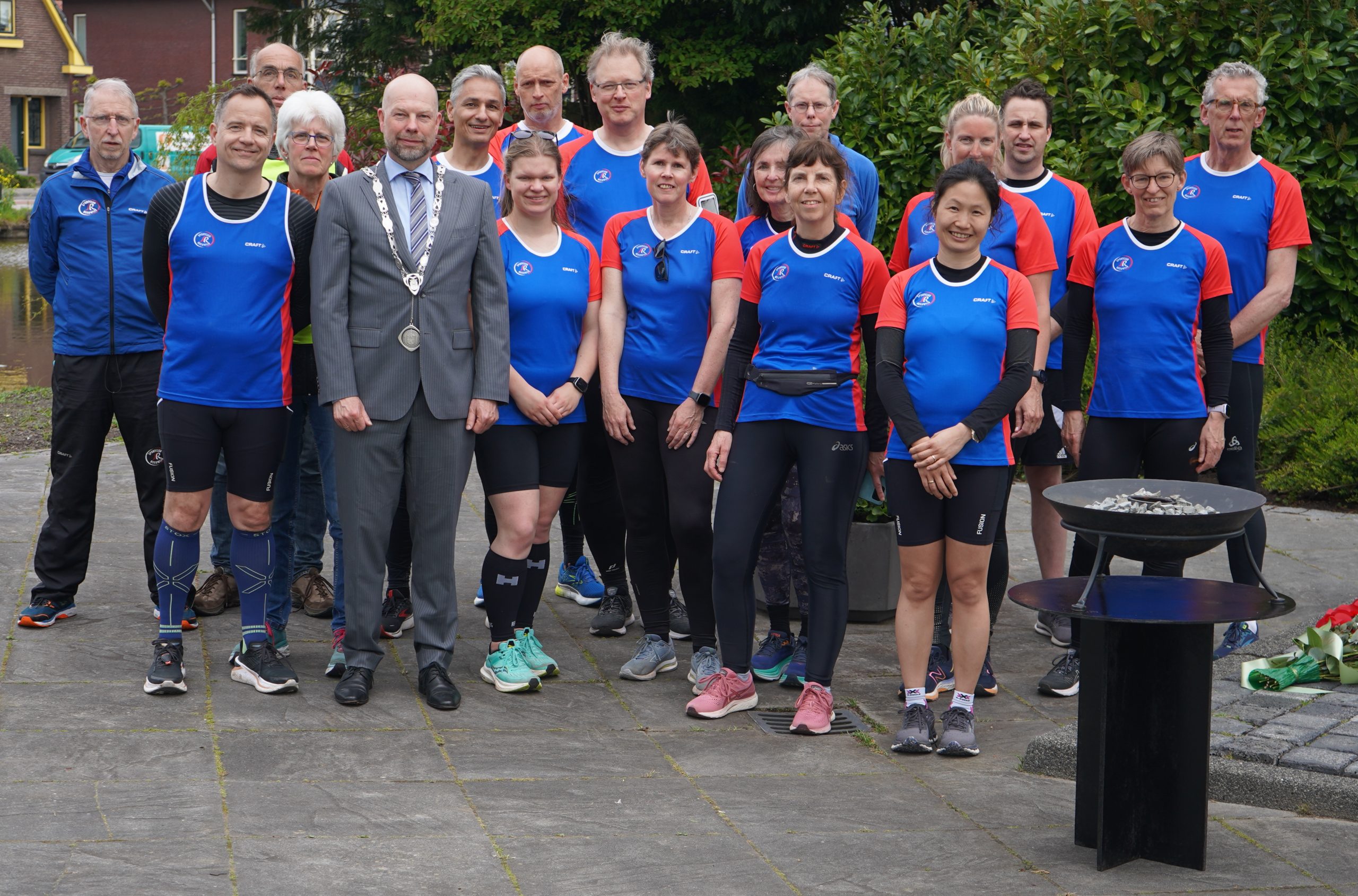 Lees meer over het artikel Atleten Sportclub Reeuwijk brengen het bevrijdingsvuur naar Reeuwijk