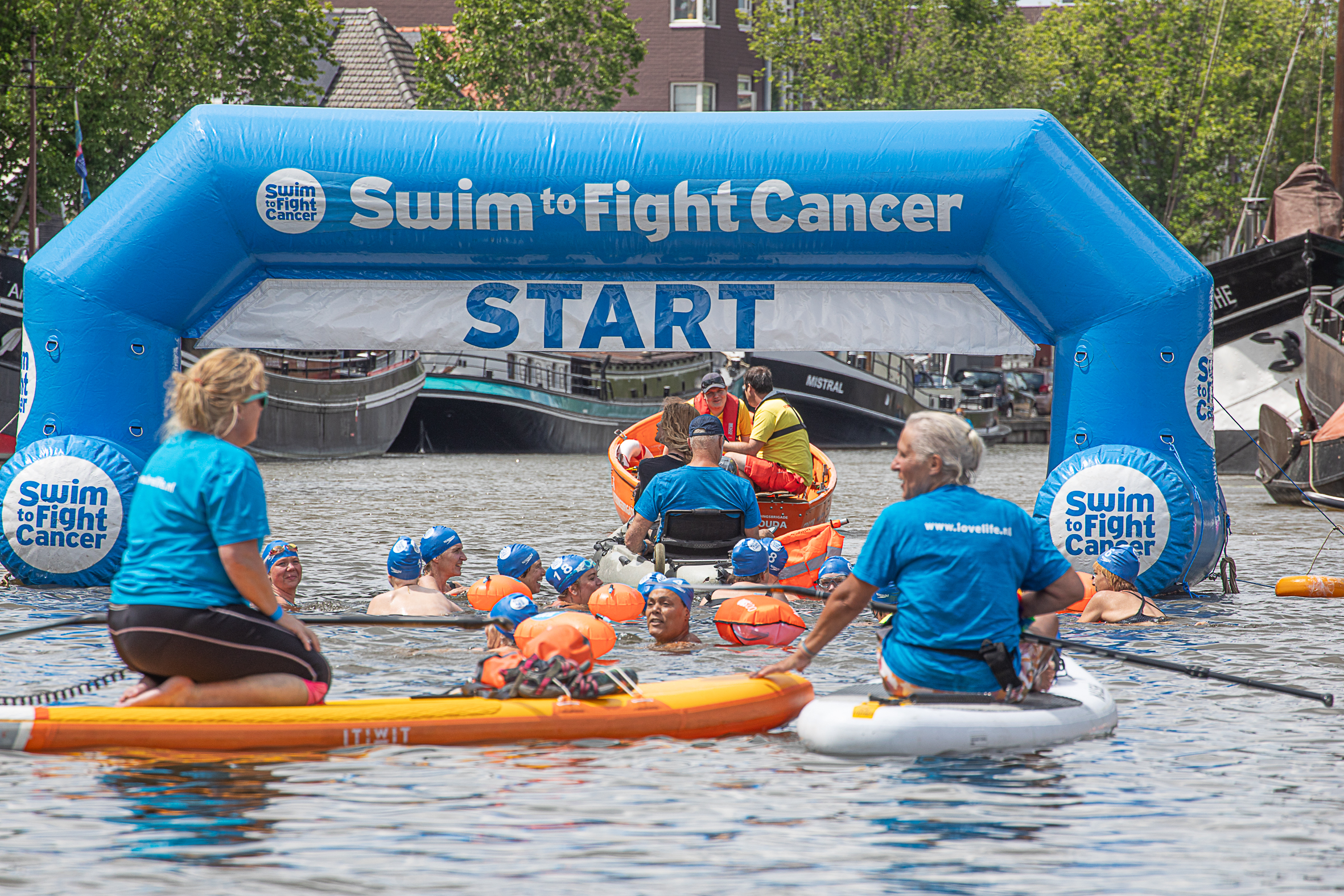 Lees meer over het artikel Ruim 105.000 euro voor kankeronderzoek, Swim to Fight Gouda groot succes