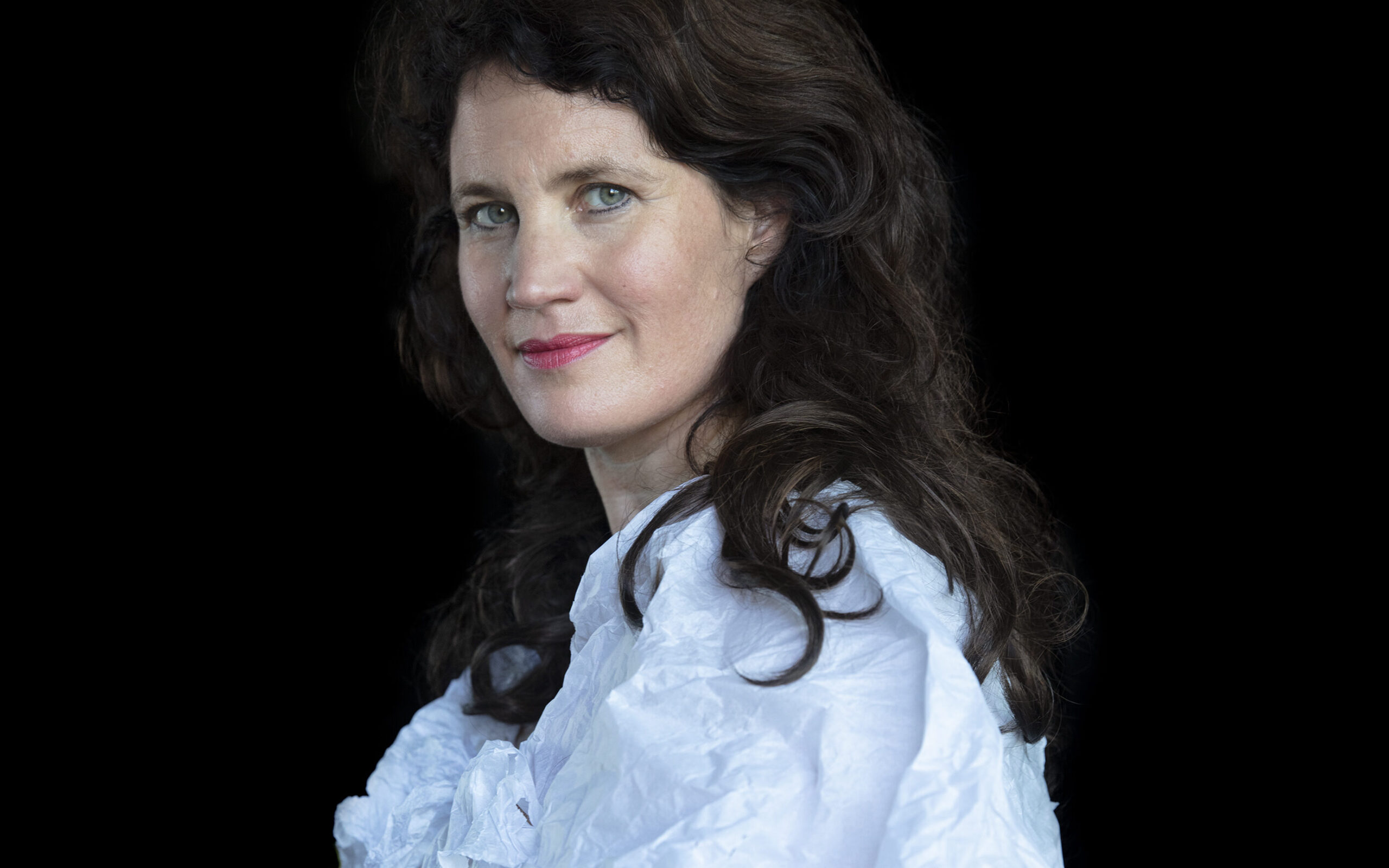 Lees meer over het artikel Julika Marijn brengt de tijd van Rembrandt tot leven in toneelvoorstelling