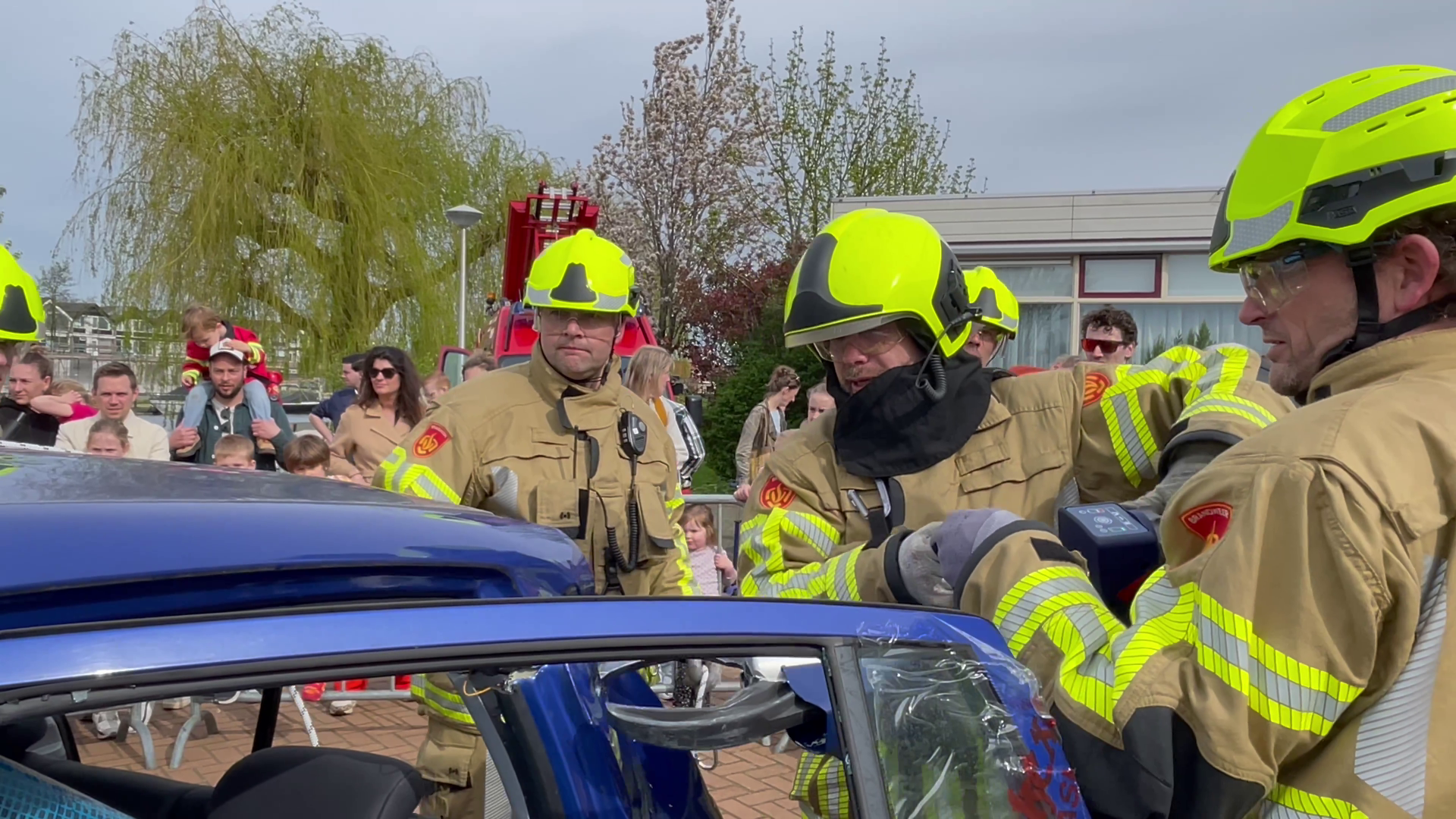 Lees meer over het artikel Burgemeester neemt deel aan spectaculaire reddingsactie tijdens Open Dag Brandweer Reeuwijk