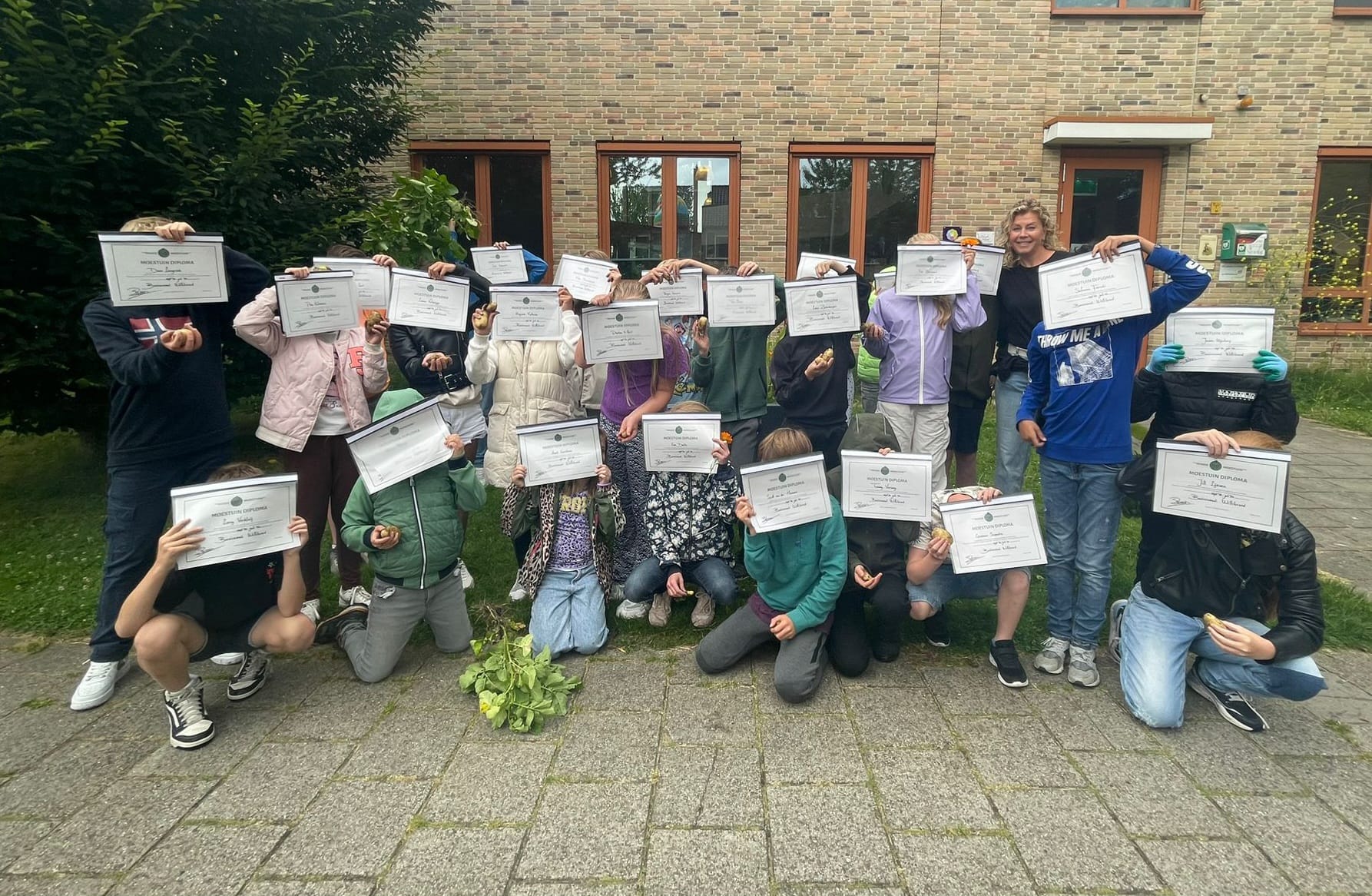 Lees meer over het artikel Ook groepen 4,5 en 6 zwaaien af met een diploma