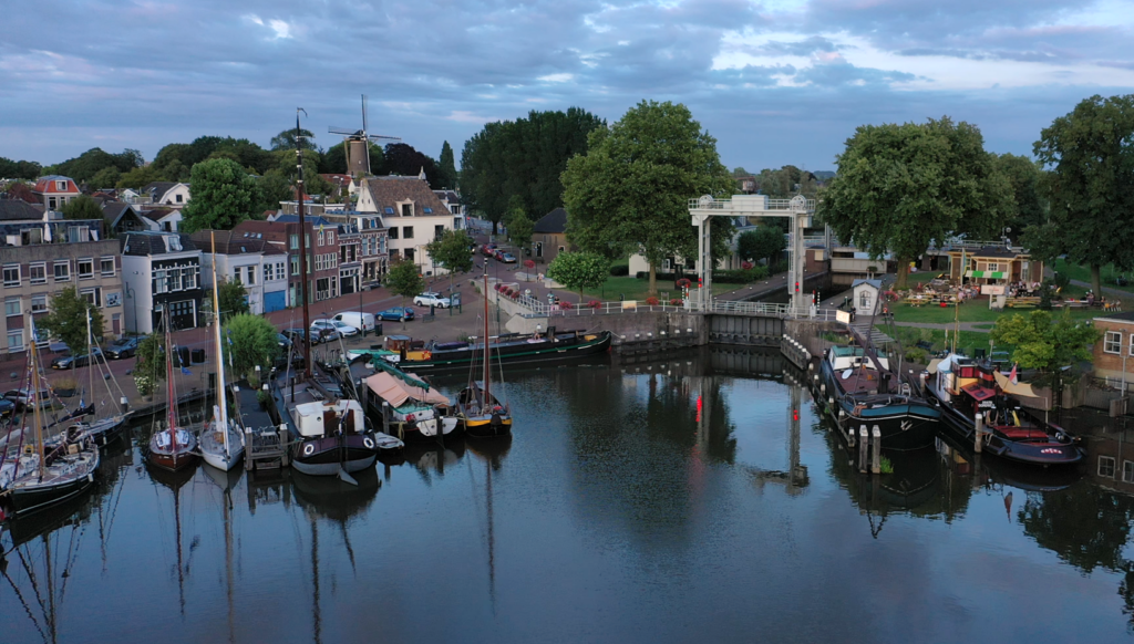 Gaffelgetuigde zeilschepen aangemeerd in Museumhaven Gouda