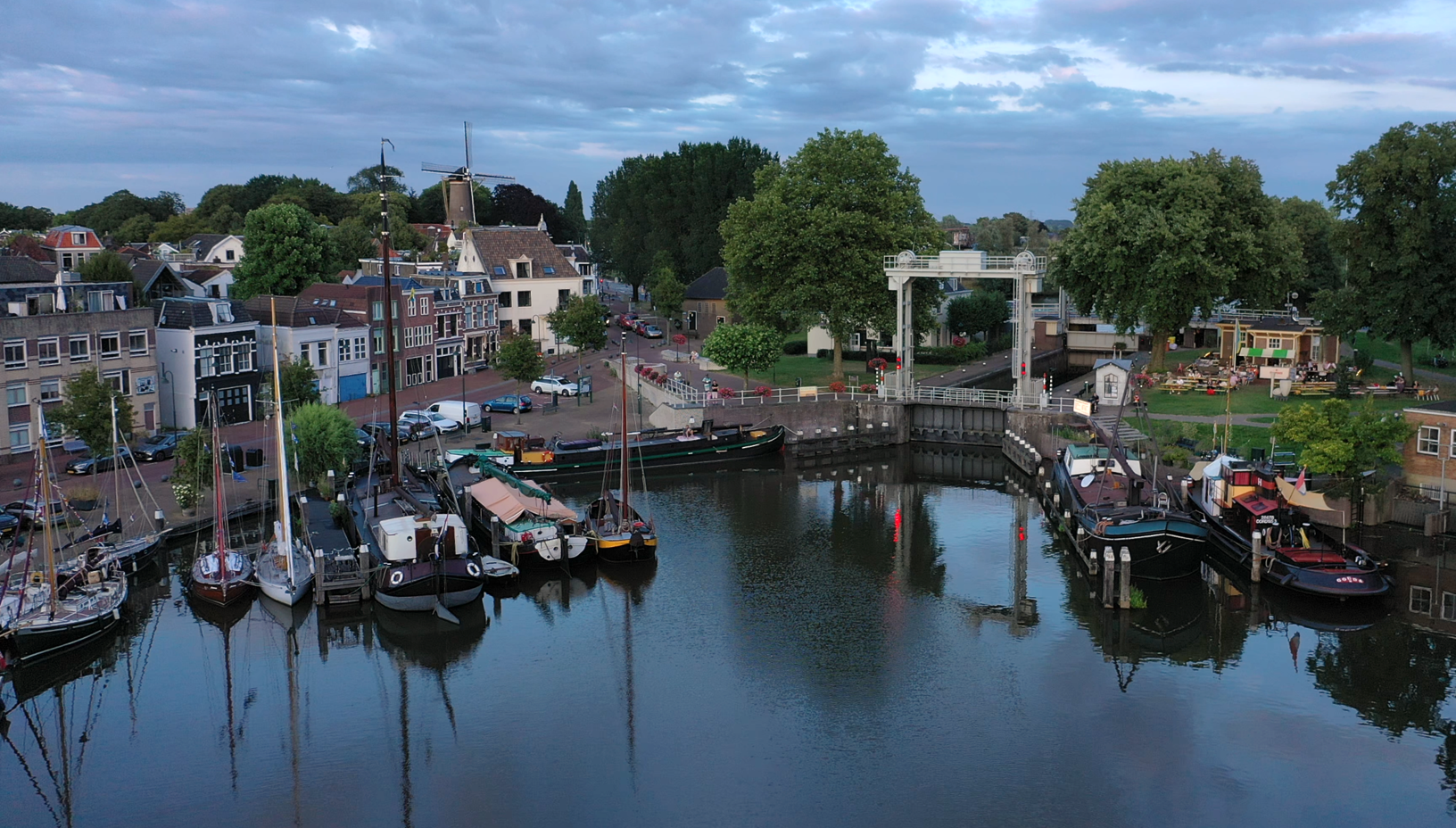 Lees meer over het artikel Gaffelgetuigde zeilschepen aangemeerd in Museumhaven Gouda