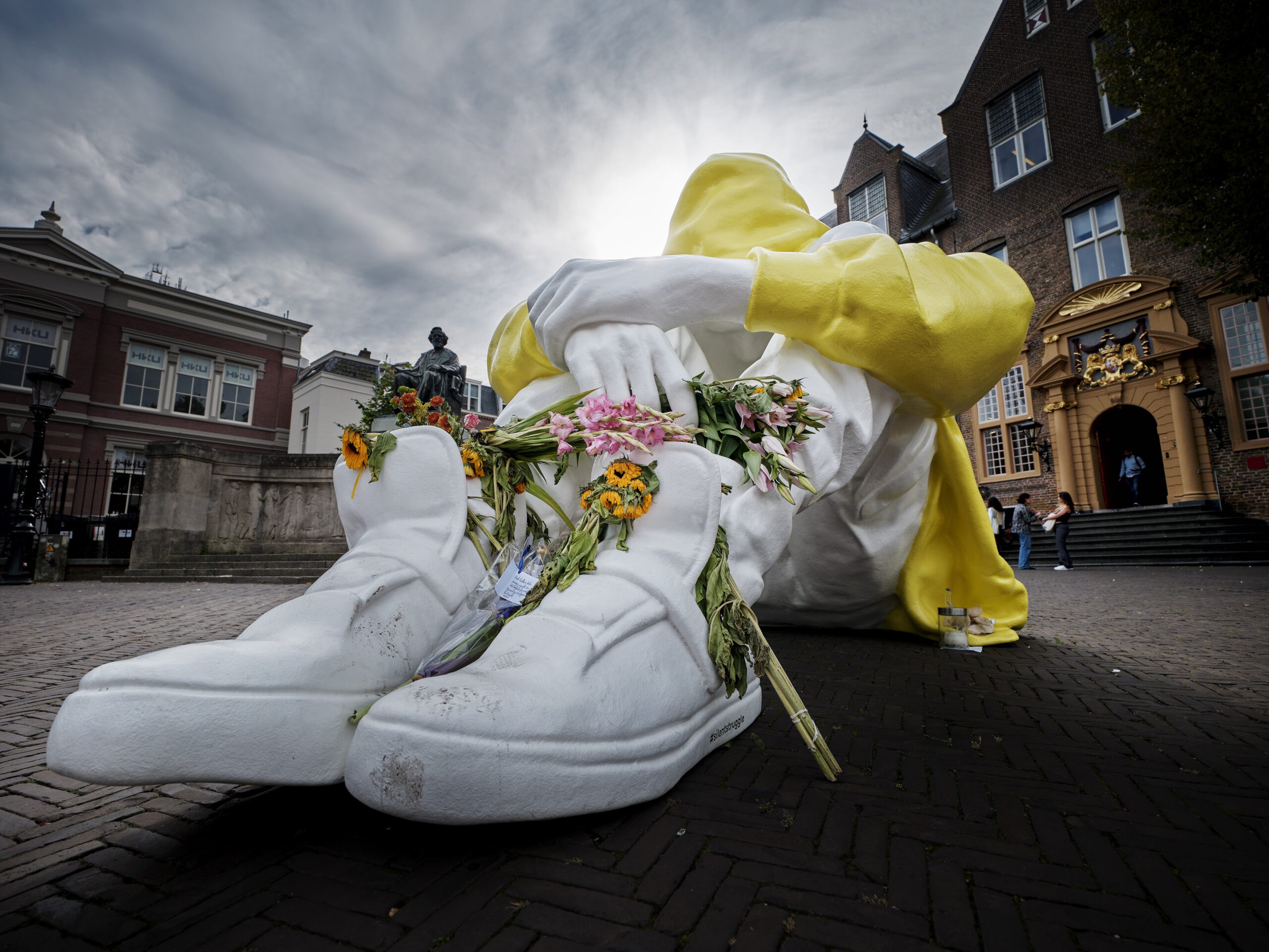 Lees meer over het artikel Beeld ” Stille Strijd” komt naar het Erasmusplein in Gouda