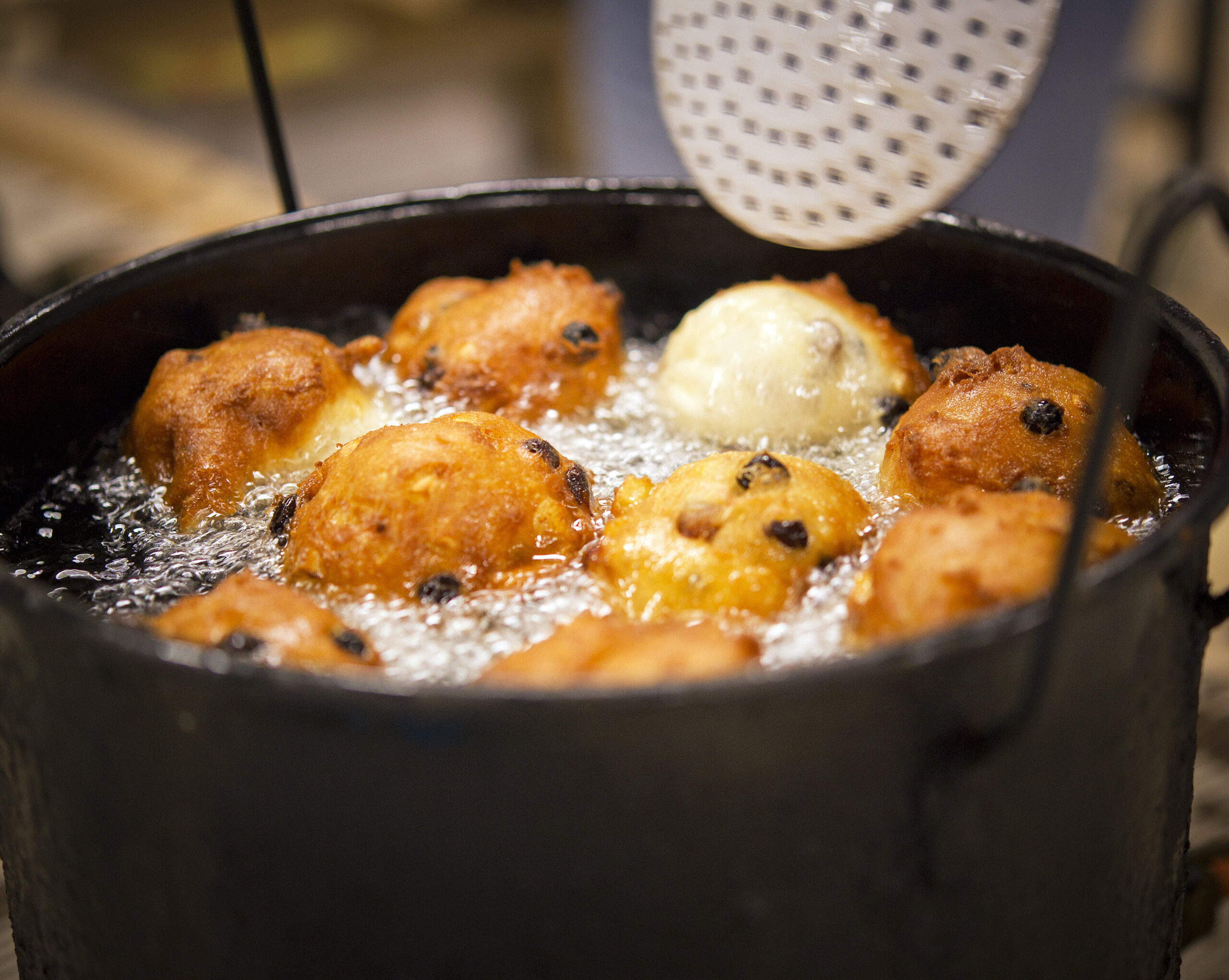 Lees meer over het artikel Een smakelijke traditie met een rijke geschiedenis : de oliebollen van OBK