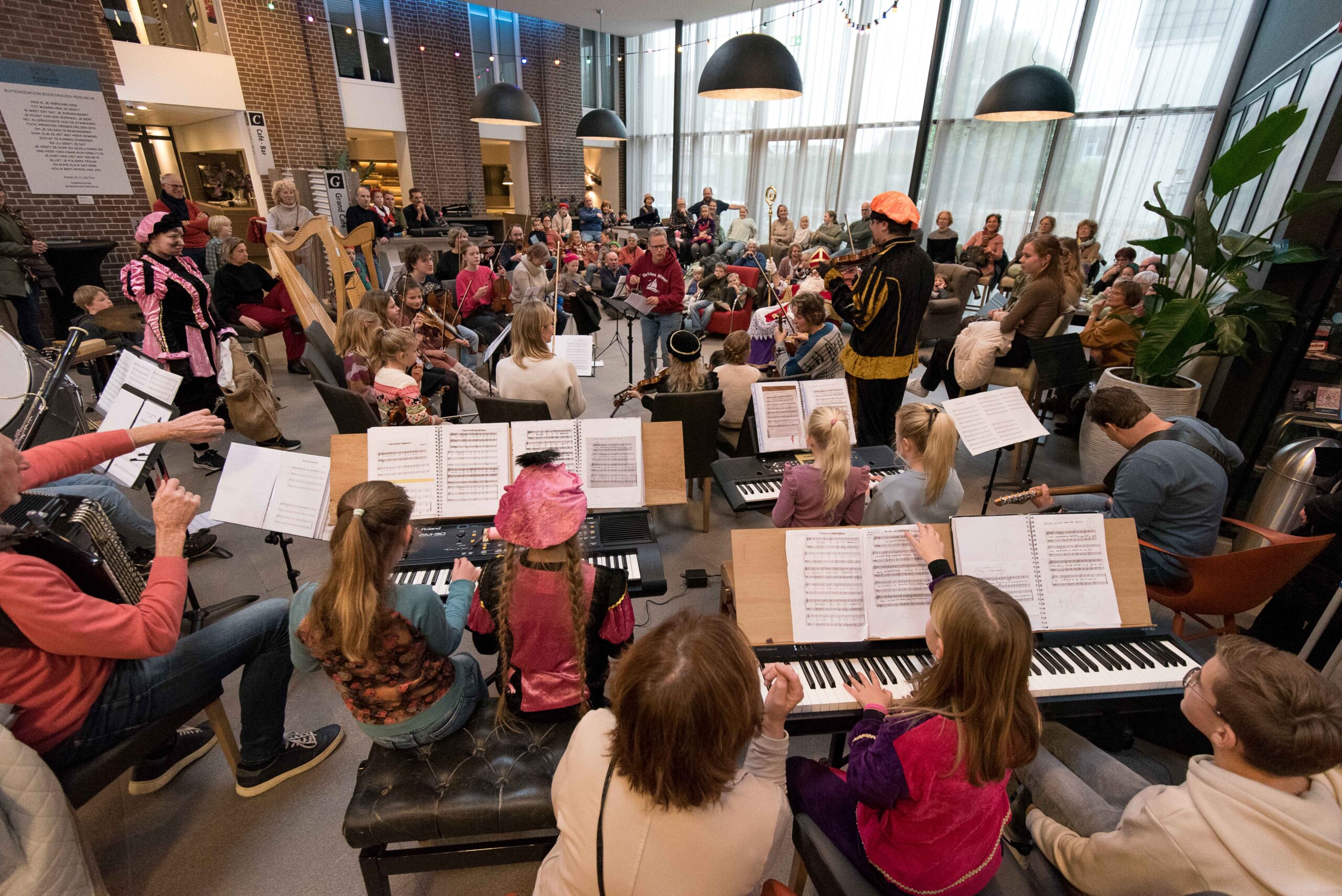 Lees meer over het artikel Feest in het Evertshuis met het MCB Sinterklaasorkest