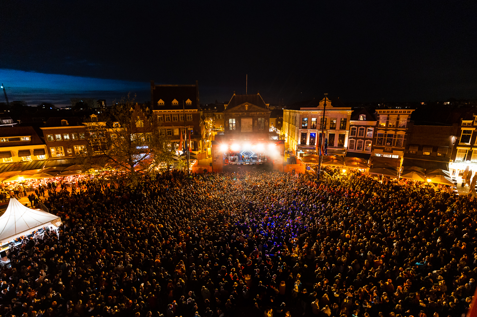 Lees meer over het artikel Gouda kleurt opnieuw oranje tijdens Koningsnacht en Koningsdag