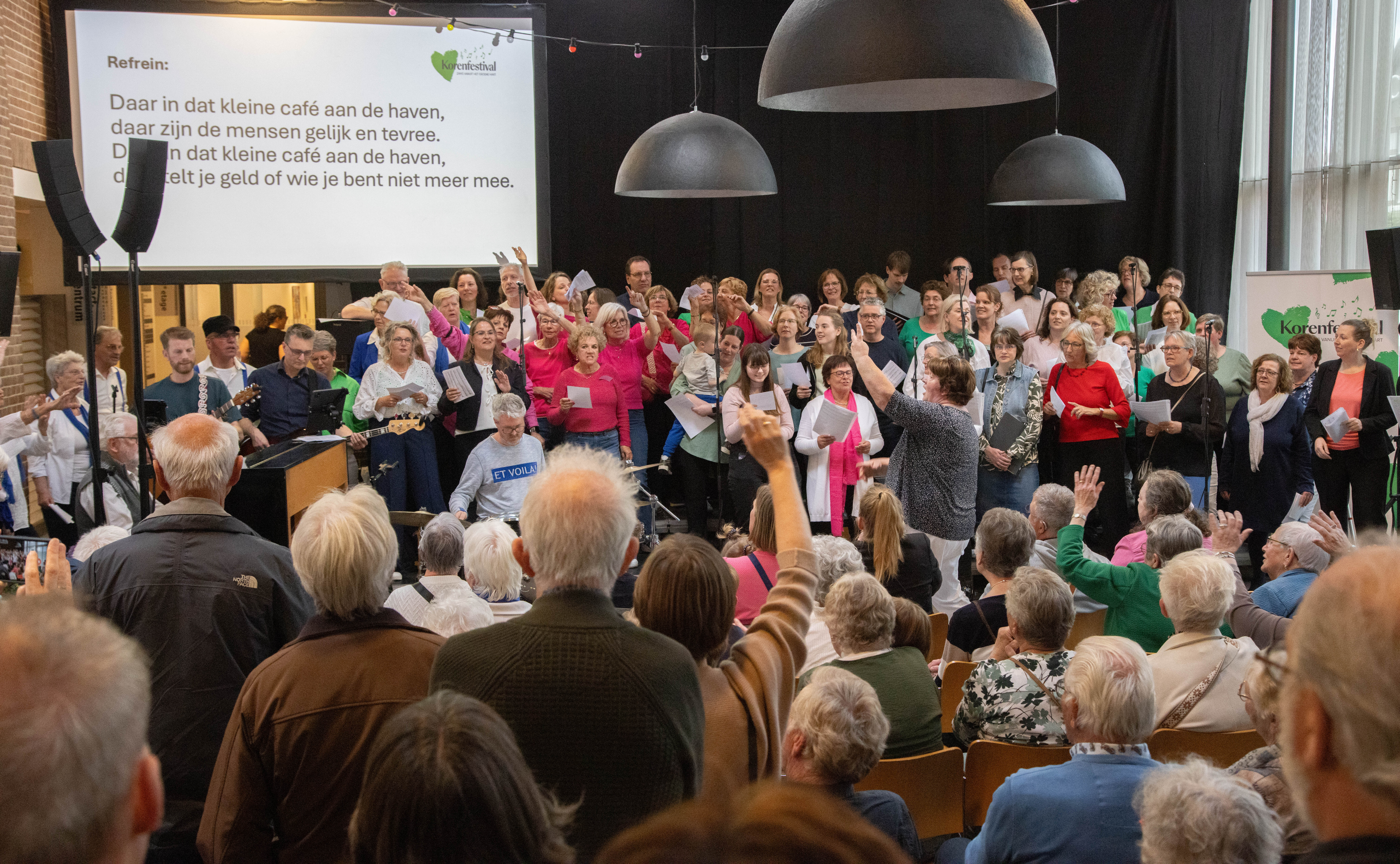 Lees meer over het artikel Volle zalen, vrolijke stemmen en een doedelzak: dit was het Korenfestival in het Evertshuis