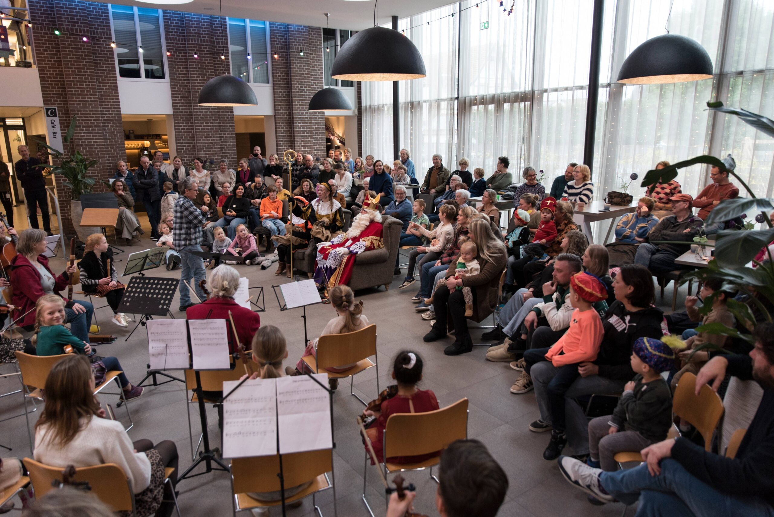 Lees meer over het artikel Sinterklaasfeest met MCB Sinterklaasorkest in het Evertshuis